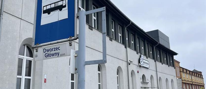 Autobus odjechał, ale zgodnie z rozkładem. Pasażerowie kontra przewoźnik – kto ma rację?