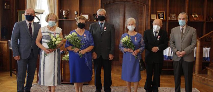 Gratulacje dla Jubilatów. Pamiątkowe odznaczenia