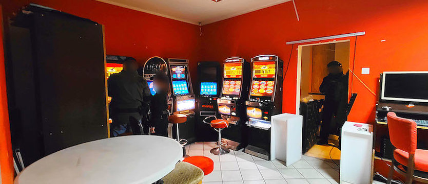 Hazard pod szyldem sklepu monopolowego