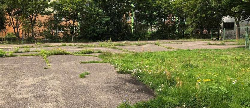 Jedni chcą mieć boisko, drudzy wolą parking