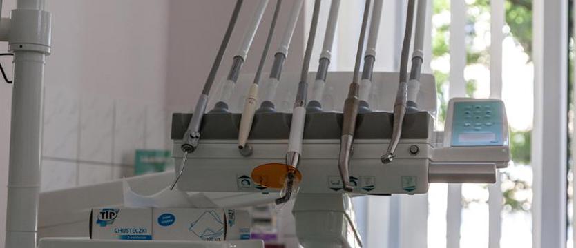 Studenci stomatologii czekają na pacjentów