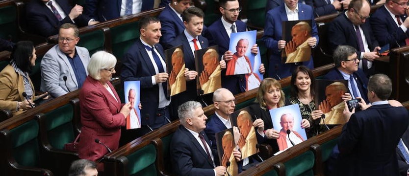 Sejm przyjął uchwałę ws. Jana Pawła II. Orędzie marszałek Sejmu
