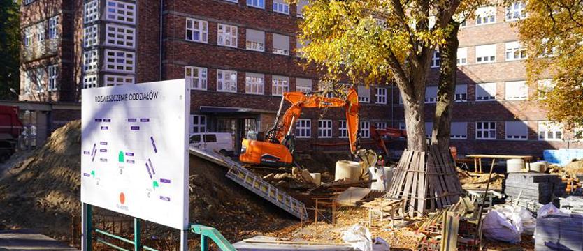 Inwestycje w Szpitalu Wojskowym w Szczecinie. Pracują na zewnątrz i wewnątrz budynku