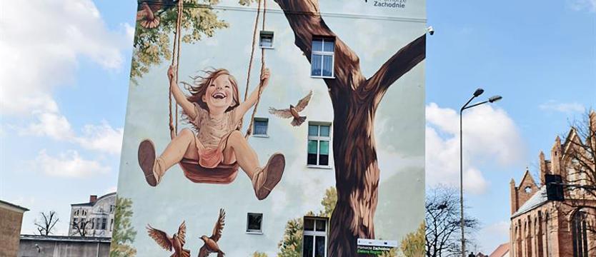 Dziewczynka już się huśta bez rusztowania