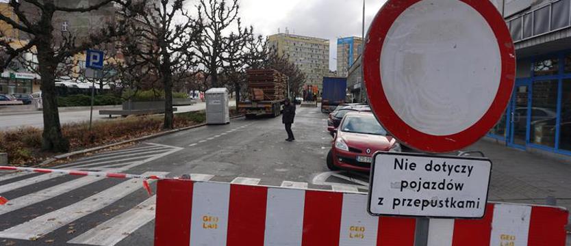 Przygotowania do montażu stoisk Jarmarku Bożonarodzeniowego. Będą utrudnienia w ruchu