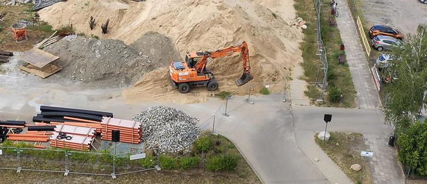 Budowa mediateki – tak, ale w zgodzie ze standardami. Zieleń na placu budowy
