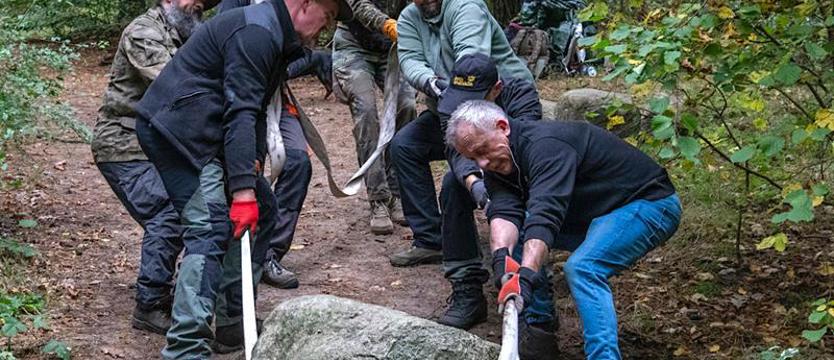 Kopiec z głazów i tablica pamiątkowa dla pamięci człowieka i jego dokonań