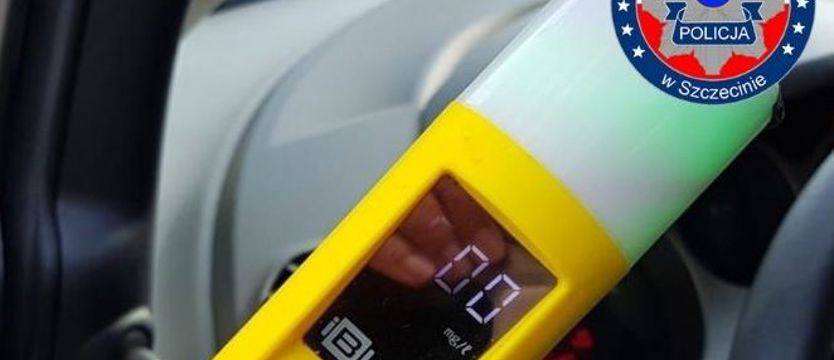 Zablokowali zatokę przystankową. Pijani spali w aucie, a nietrzeźwy kierowca siedział obok