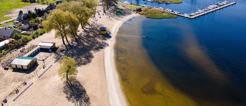 Odwołano zakaz kąpieli w Lubczynie nad jeziorem Dąbie