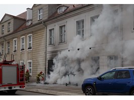 Kłęby dymu przed pubem przy pl. Żołnierza Polskiego. Strażacy już na miejscu