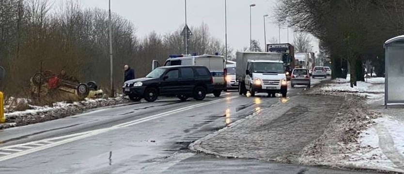 Strzały na Szosie Polskiej w Szczecinie. Policjant postrzelił kierowcę taranującego radiowóz
