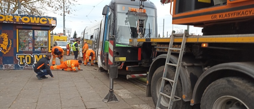 Utrudnienia na Gumieńcach. Tramwaj wypadł z szyn