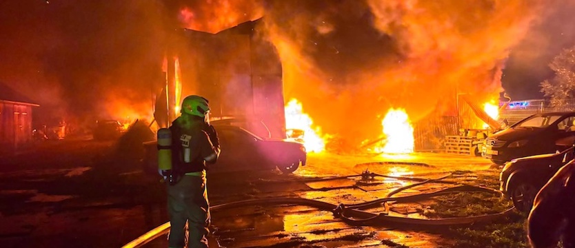 Nocny pożar hali magazynowej w Przemoczu