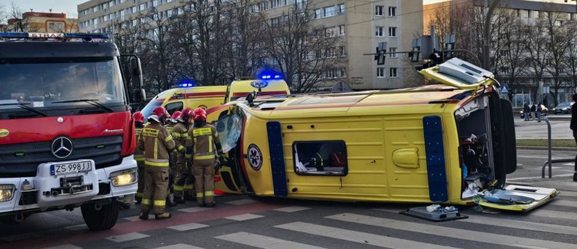 Po wypadku karetki w centrum Szczecina. Śledczy ustalają kto zawinił
