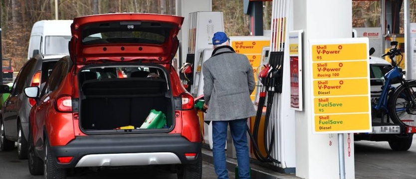 Niemcy przyjeżdżają po tańsze paliwo, kolejki na przygranicznych stacjach