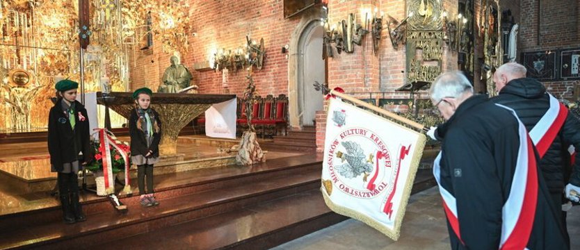 Gdańsk: krzyż wołyński umieszczono w bursztynowym ołtarzu kościoła św. Brygidy