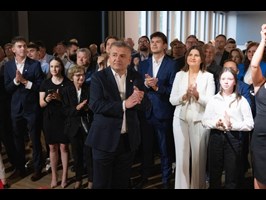 Radość w szczecińskim sztabie KO po ogłoszeniu wyników wyborów