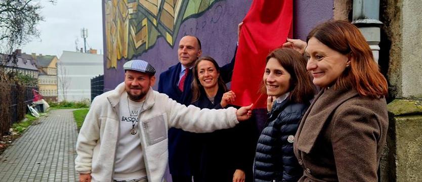 Odsłonięto nowy mural Macieja Jurkiewicza. Dzieci i ich prawa