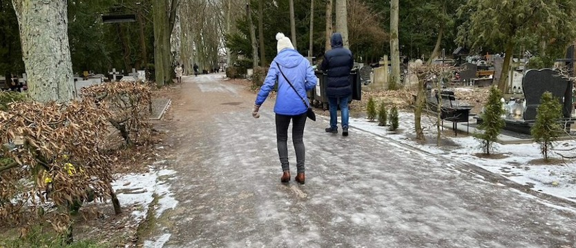 Ślizgawica na Cmentarzu Centralnym w Szczecinie. Można połamać nogi!