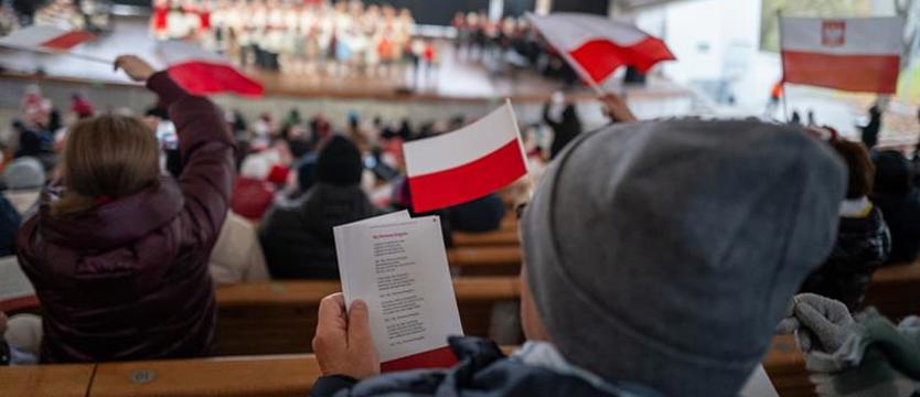 Patriotyczne śpiewanie w Teatrze Letnim. Szczecińskie Dźwięki Niepodległości