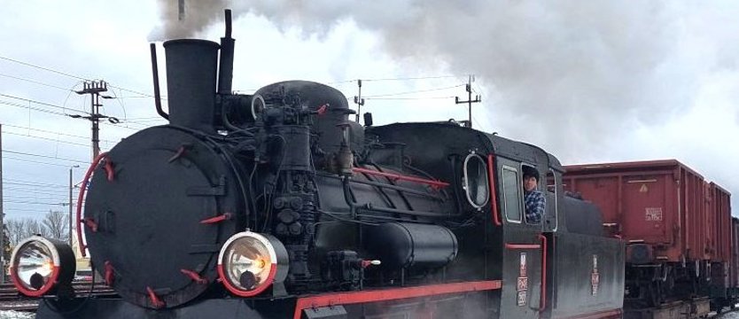 Samochód osobowy zderzył się z pociągiem kolei wąskotorowej