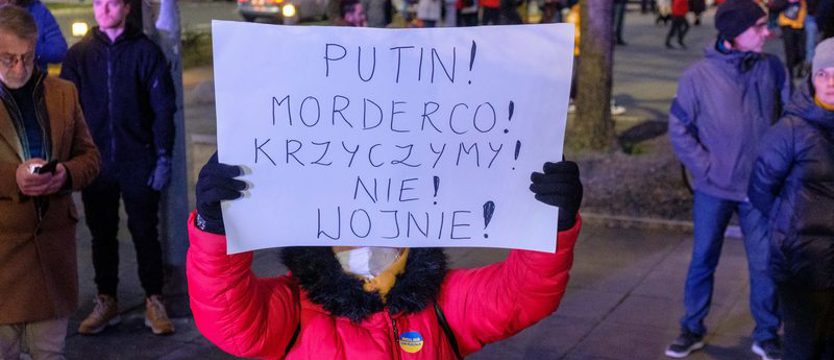 „Charków został odbity przez naszych chłopaków!”. Tłumy na pl. Solidarności