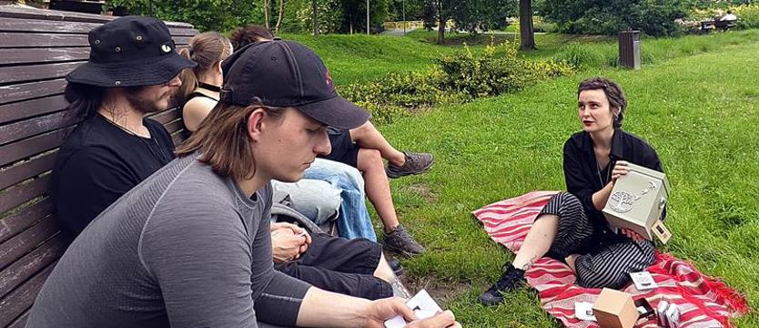 Agnes zza grobu zaprosiła na Death Cafe. Przełamuje tabu śmierci