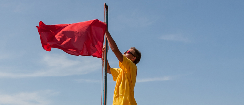 Czerwona flaga w Trzebieży. Sinice w wodzie