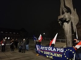 Zgromadzeni przy Aniele Wolności: Zostaję w Unii Europejskiej