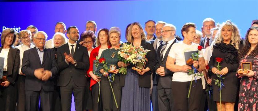 Czas na Elizabeth.  Carpe diem ze Złotym Kompasem – w dobrym kierunku