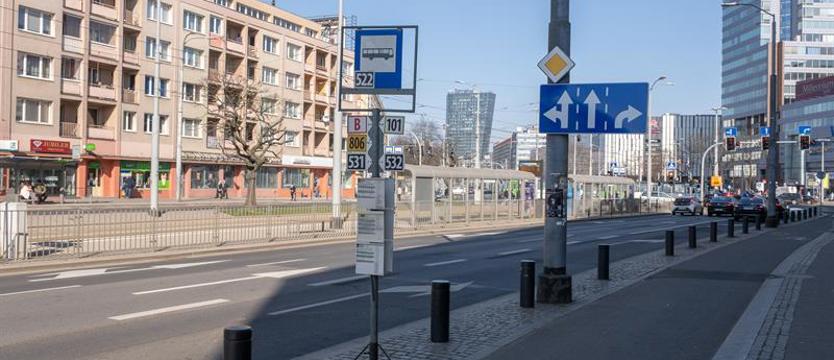 Przystanki bez wiat, na ścieżkach rowerowych... Tak długa tymczasowość irytuje pasażerów
