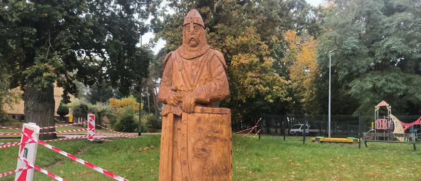 Z mieczem i tarczą na wjeździe do Polic dla upamiętnienia historycznego grodziska
