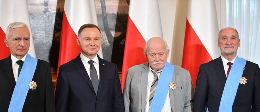 Chojecki, Macierewicz, Naimski z Orderami Orła Białego za działalność w KOR-ze