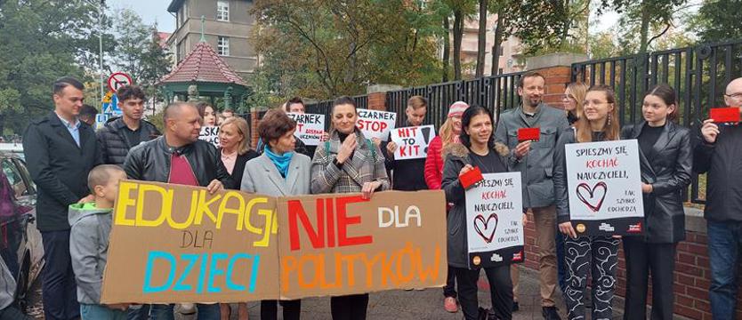 Protest pod kuratorium. Czerwona kartka dla Czarnka