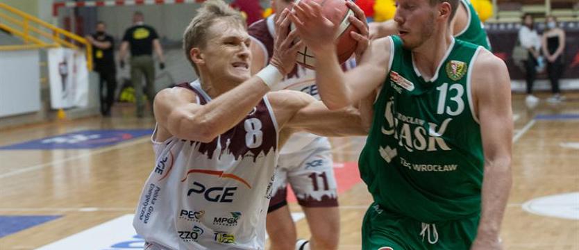 Koszykówka. Matczak wyróżniony i operowany