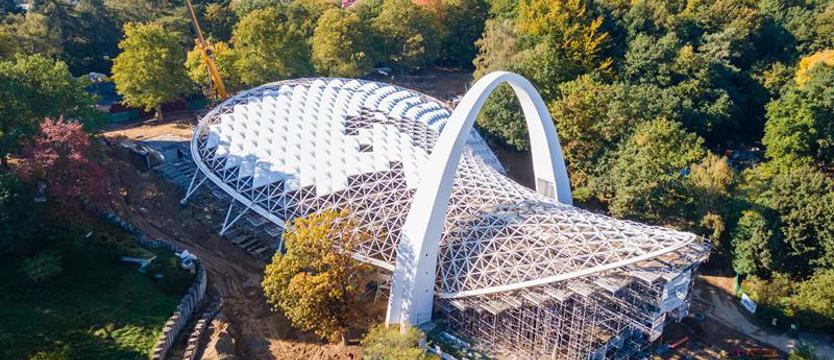 Stalowy kolos czeka na okrycie. Przebudowa Teatru Letniego: biel dla zieleni parku Kasprowicza