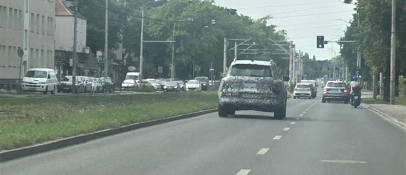 Zamaskowane samochody. Światowa firma testuje auta w Szczecinie