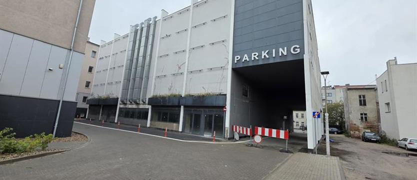 Parkingowiec do rozbiórki? Nikt jeszcze nie zdążył zaparkować...