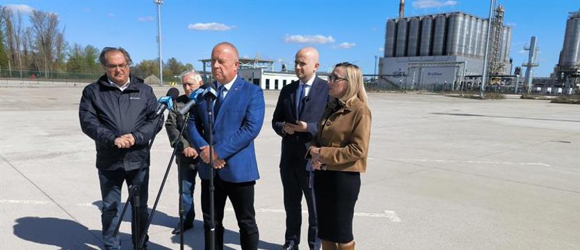 Politycy PiS ponownie przed fabryką polimerów. Prokuratura wszczęła postępowanie