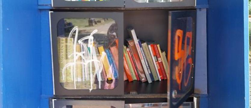 Biblioteczka z SBO znów niszczeje. Nadal nie wiadomo, kto za nią odpowiada