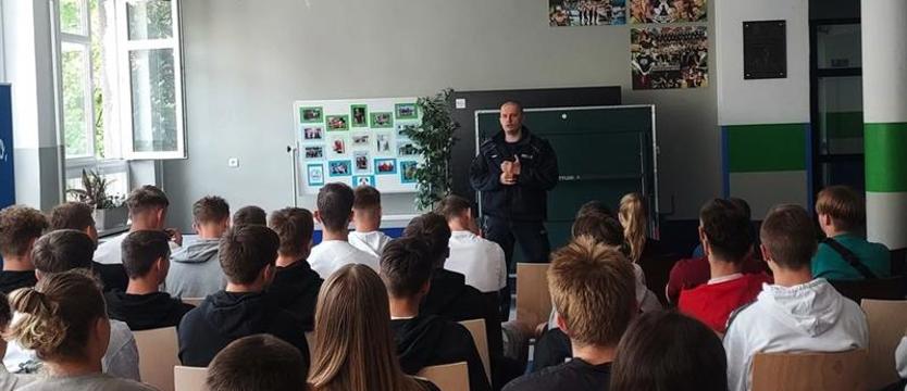 Mowa nienawiści w cyberdżungli. Spotkanie policjantów z uczniami