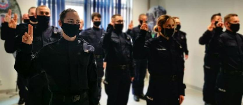 Nowi policjanci w Szczecinie. Ślubowanie złożyło blisko trzydziestu funkcjonariuszy