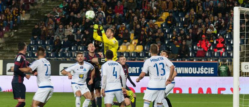 Piłka nożna. Ruch z nożem na gardle