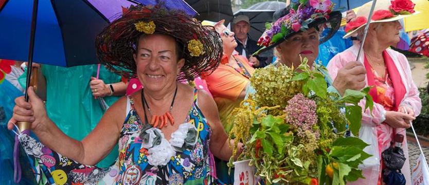 Kolorowy korowód na start Tygodnia Inicjatyw Senioralnych