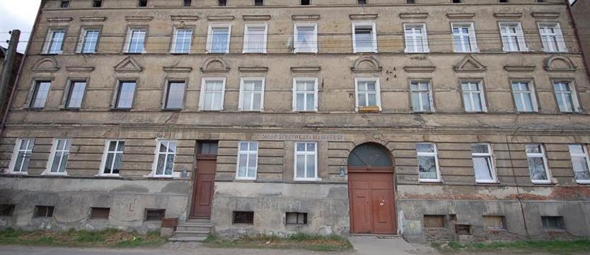 Miasto odnawia kamienicę i historyczny napis