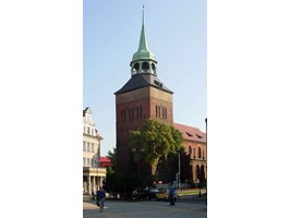 Na kościele w centrum Białogardu przechyliła się iglica. Strażacy w akcji