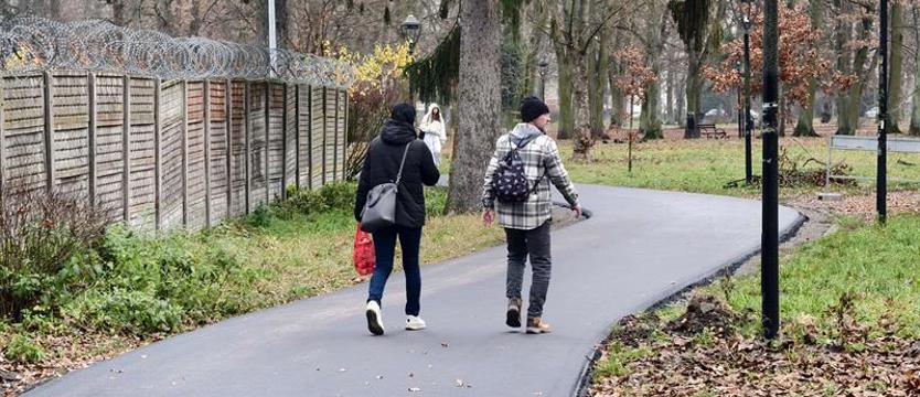 Bez dziur i wyrw. Nowa alejka w Parku Batorego w Stargardzie już gotowa