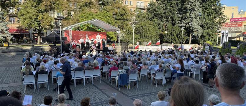 Patriotyczne śpiewanie na placu Lotników