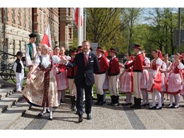 Obchody Święta Konstytucji 3 Maja. Wojewoda poprowadził poloneza