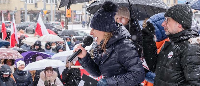 "TAK dla edukacji - NIE dla deprawacji". Zdrowie, seks i flagi biało-czerwone